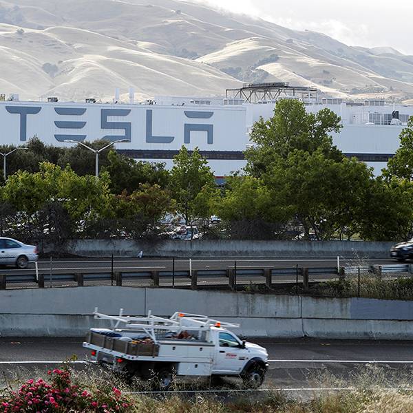 Tesla oferece licença não remunerada aos trabalhadores da fábrica até 31 de maio